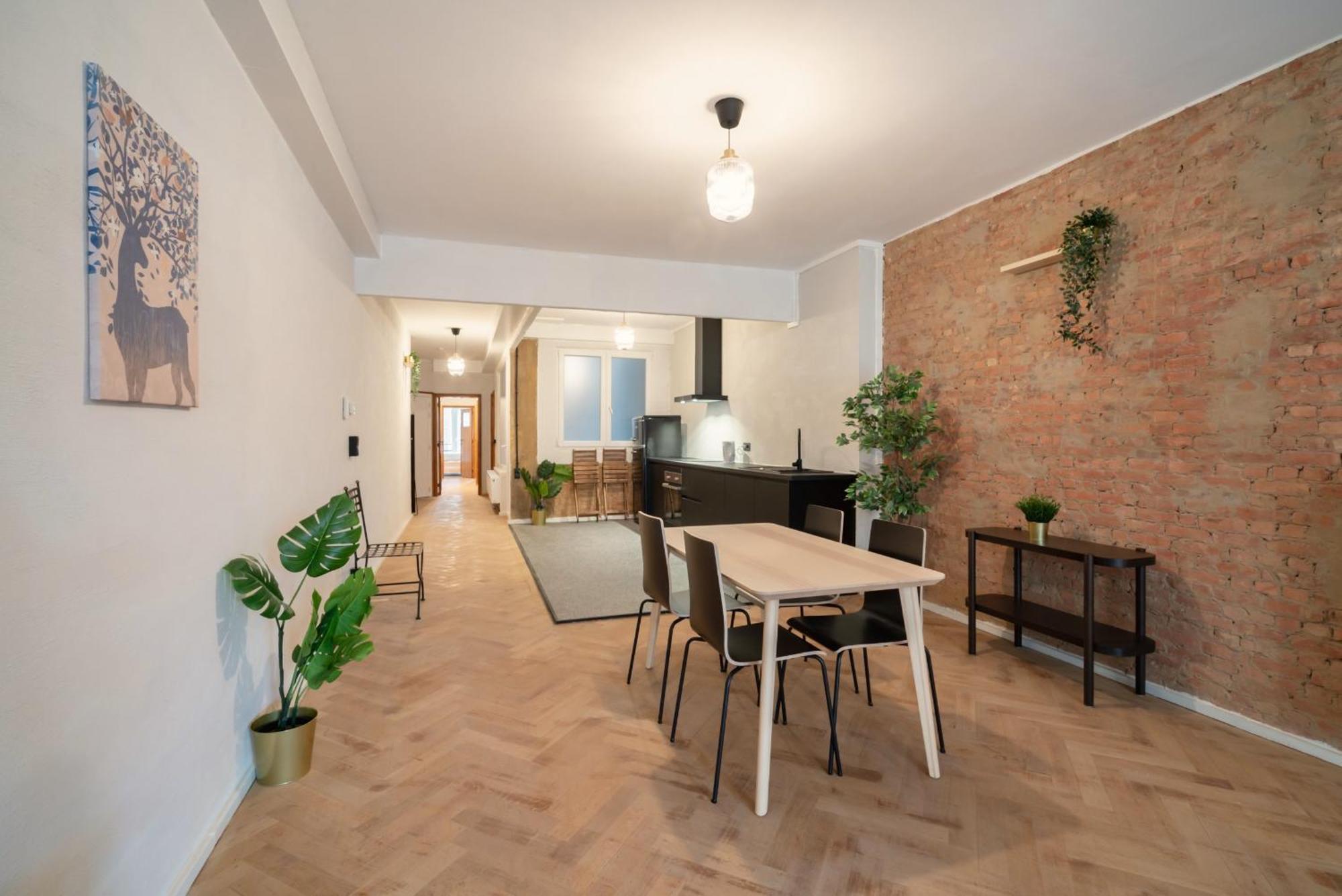 Very Large Station Appartement