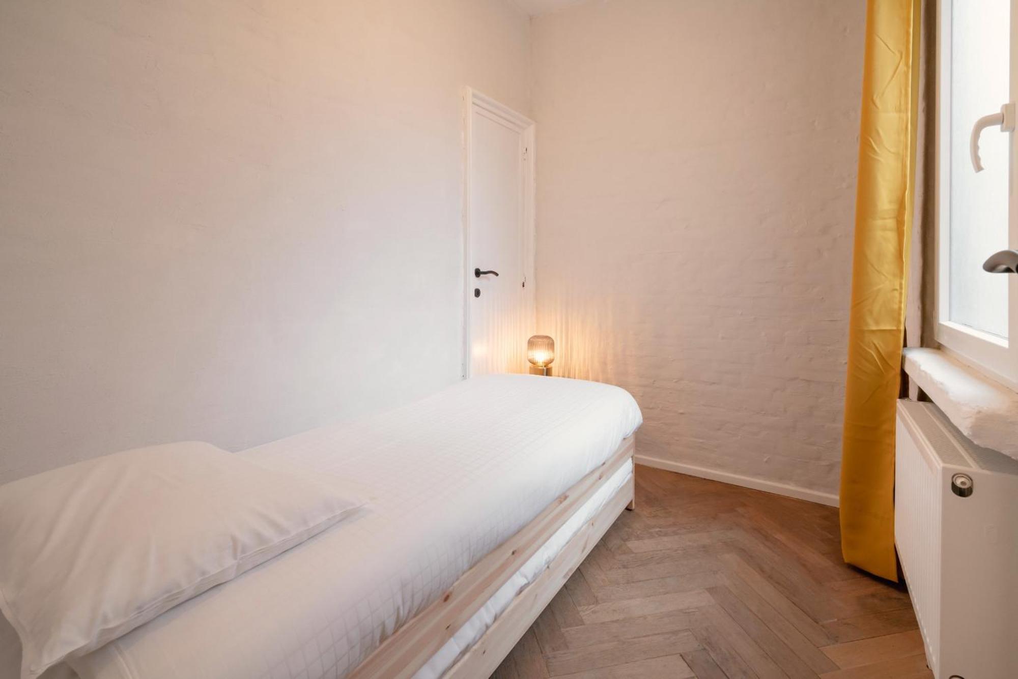 Very Large Station Apartment *
